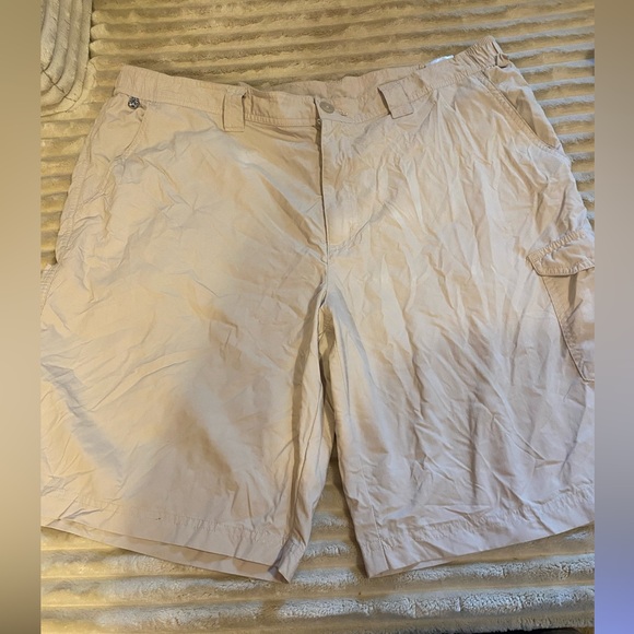 Columbia Men's Light Tan Cargo Shorts - Picture 1 of 3